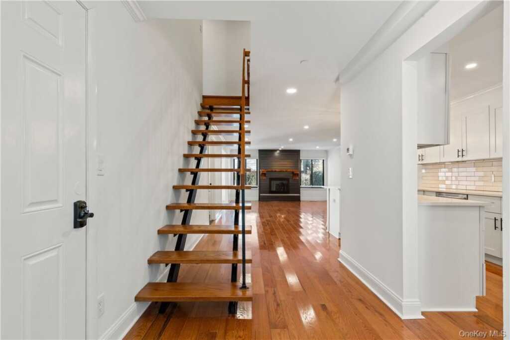 50 Pondview Road, Unit #F, Rye, NY 10580 - Photo 2 of 25