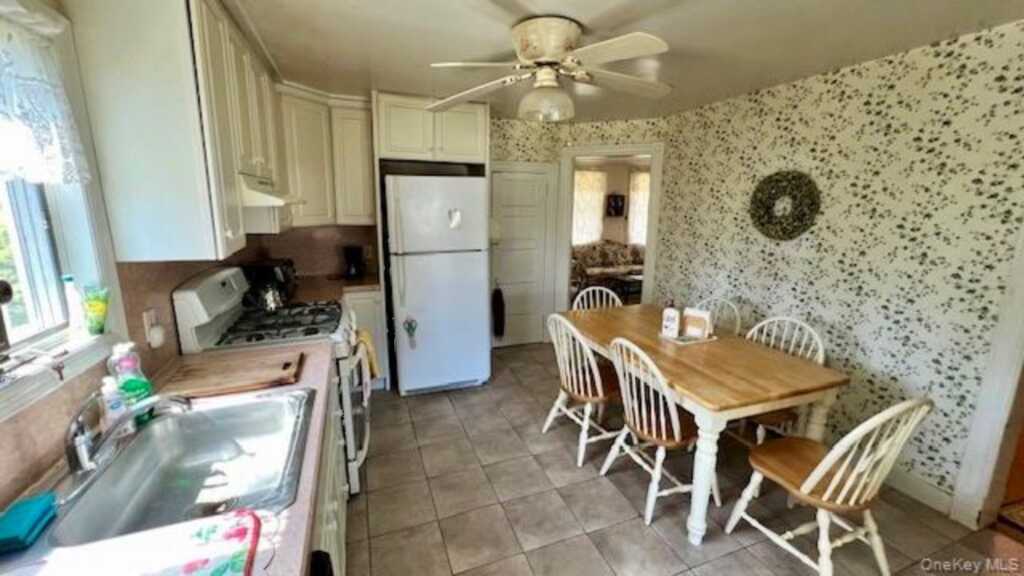 4 Sandhage Drive, Pearl River, NY 10965 - Photo 12 of 32