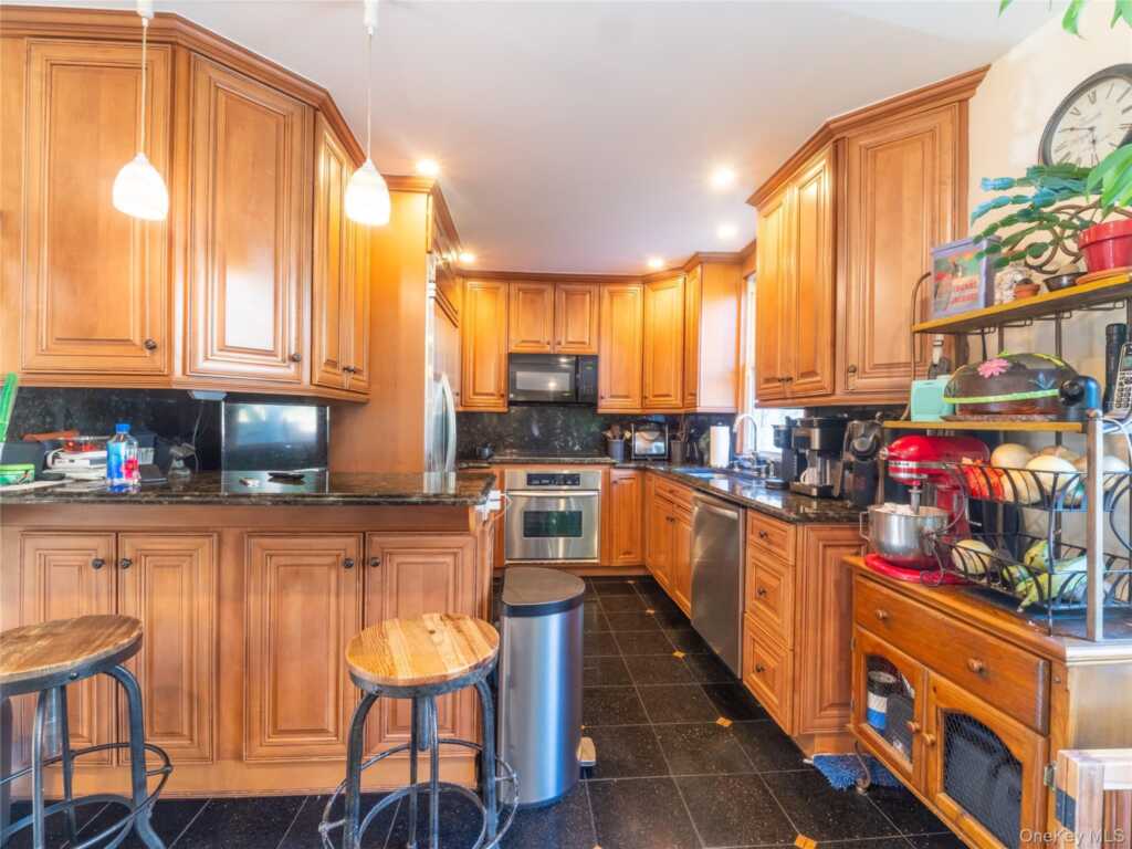 27 Westview Avenue, Rye, NY 10573 - Photo 6 of 22