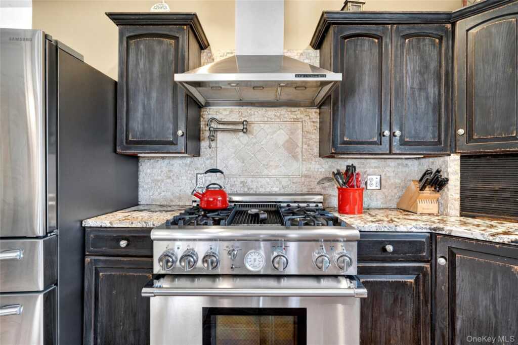 77 Hunt Avenue, Pearl River, NY 10965 - Photo 10 of 50