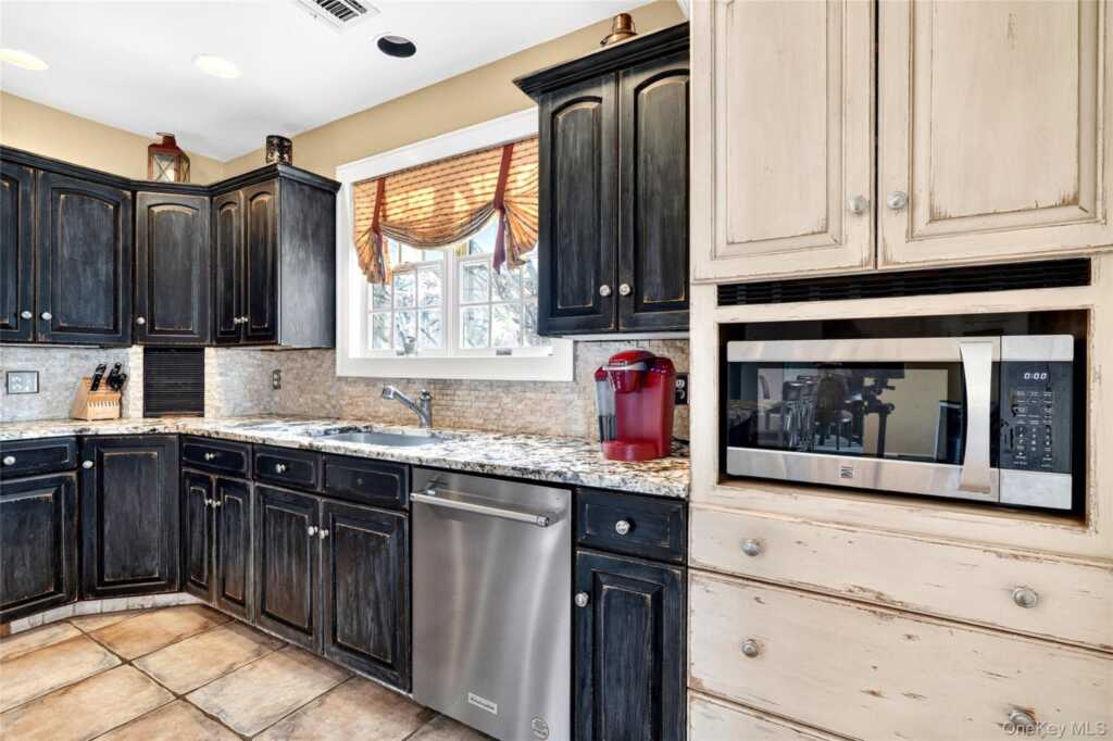 77 Hunt Avenue, Pearl River, NY 10965 - Photo 17 of 50