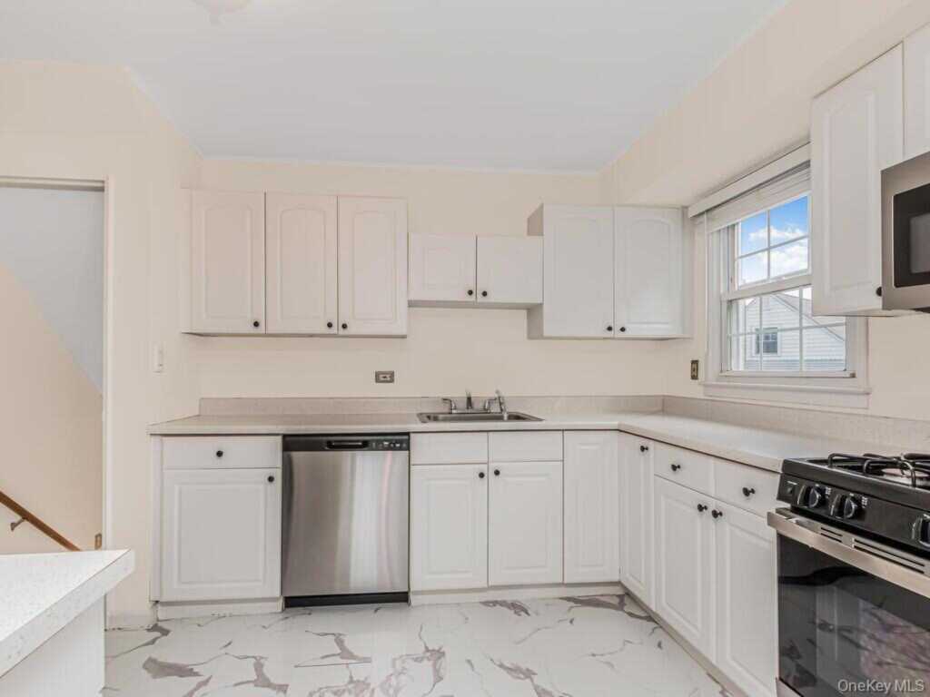 42 Tower Hill Drive, Rye, NY 10573 - Photo 10 of 41