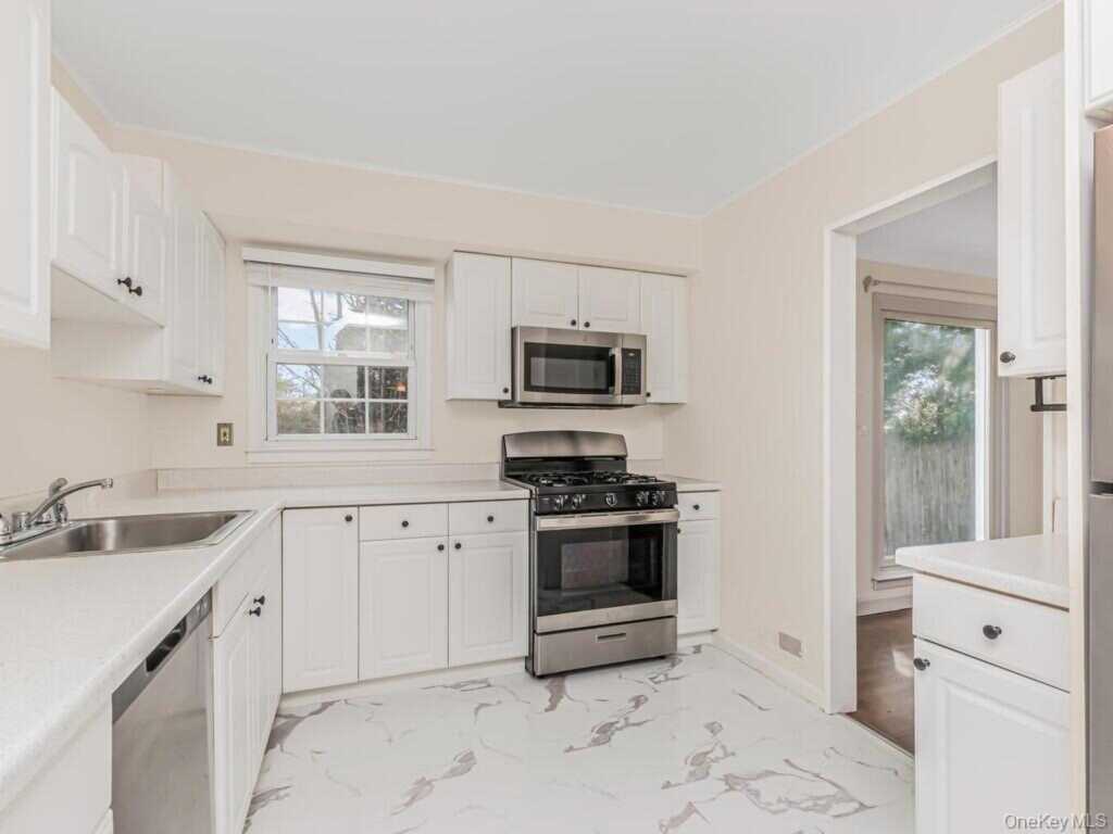 42 Tower Hill Drive, Rye, NY 10573 - Photo 11 of 41