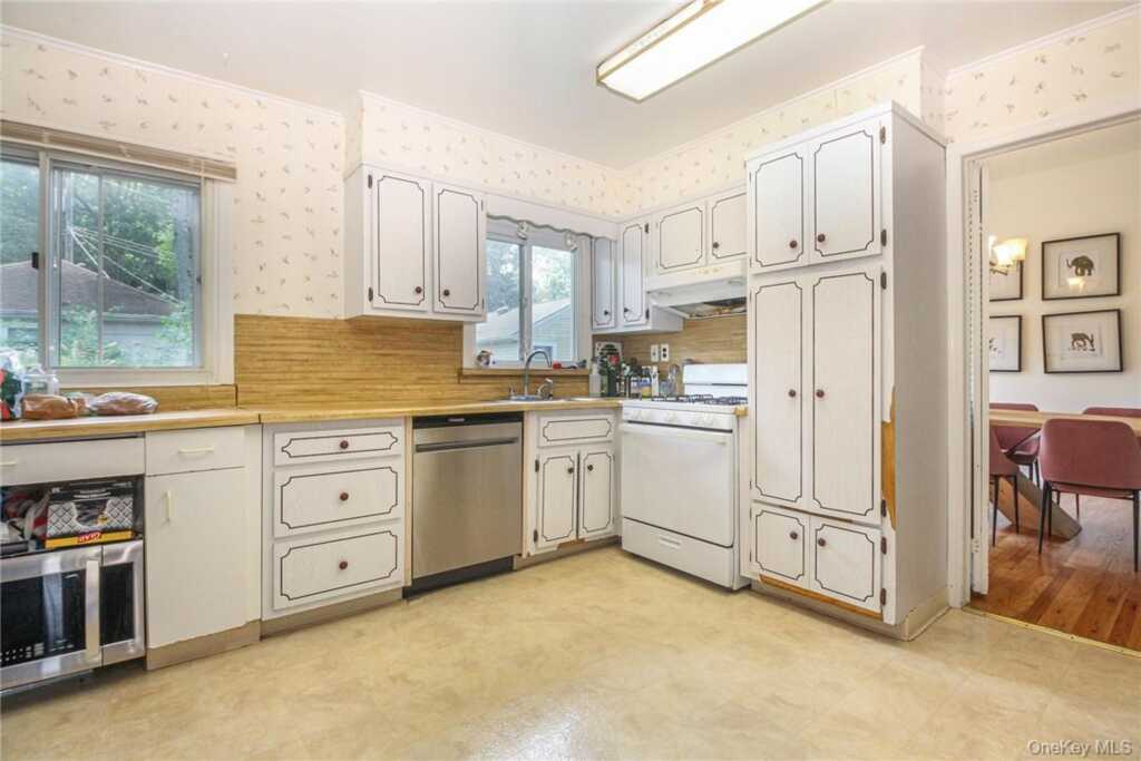 238 Rosehill Avenue, New Rochelle, NY 10804 - Photo 10 of 21