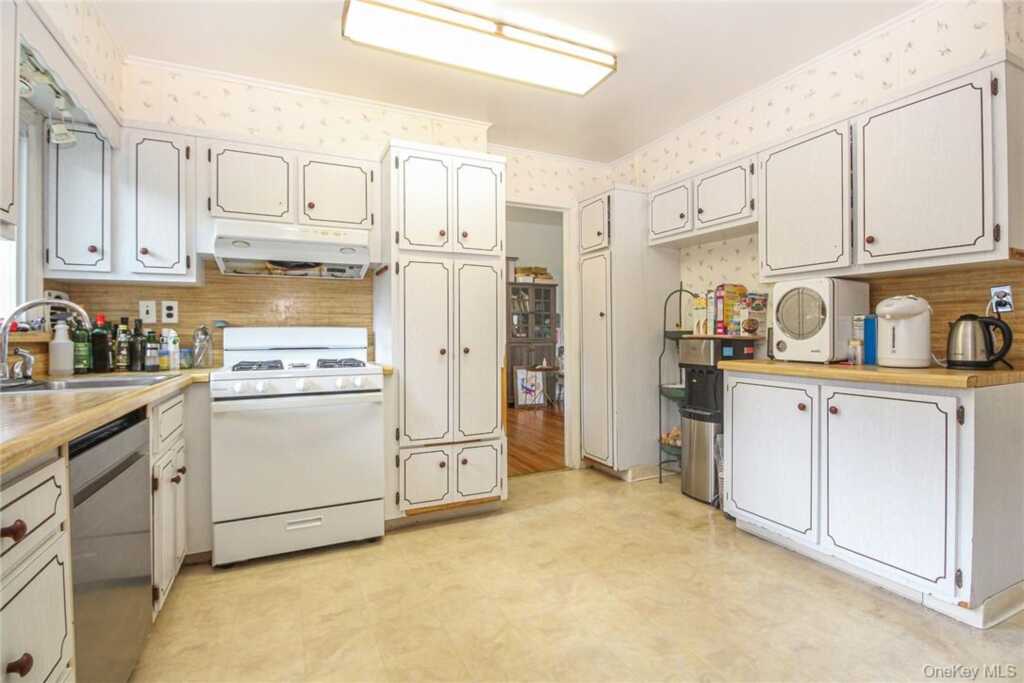 238 Rosehill Avenue, New Rochelle, NY 10804 - Photo 11 of 21