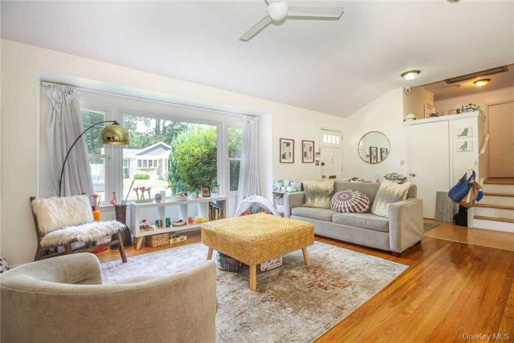 238 Rosehill Avenue, New Rochelle, NY 10804 - Photo 3 of 21
