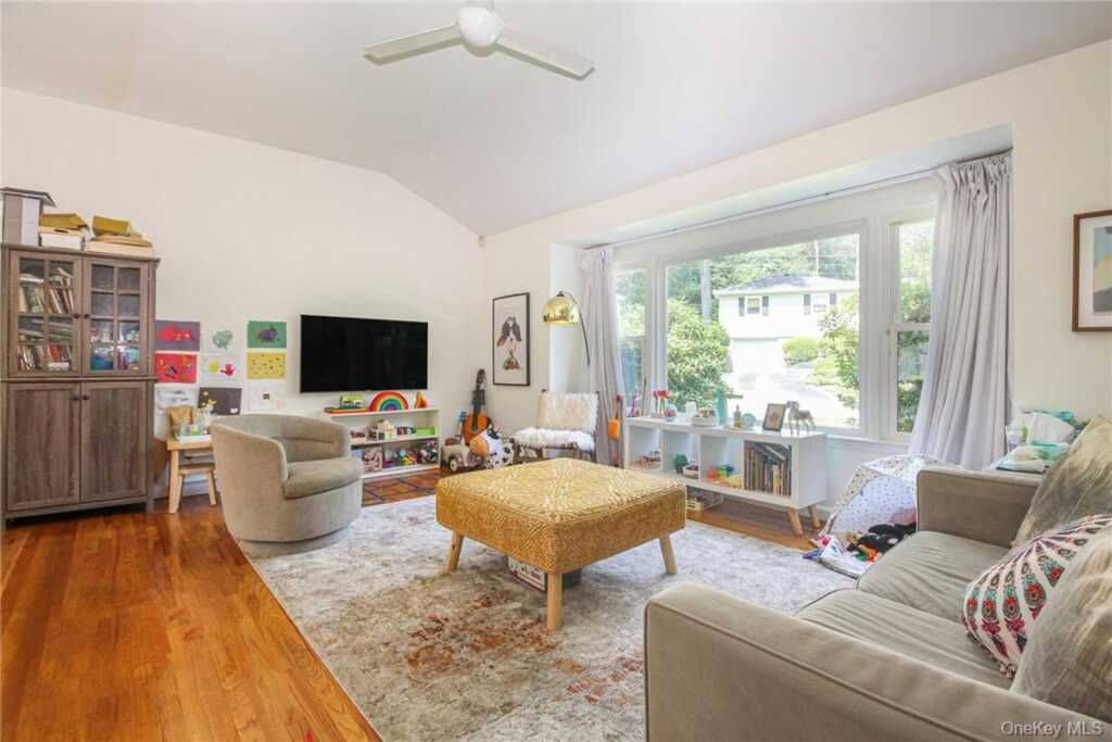 238 Rosehill Avenue, New Rochelle, NY 10804 - Photo 4 of 21