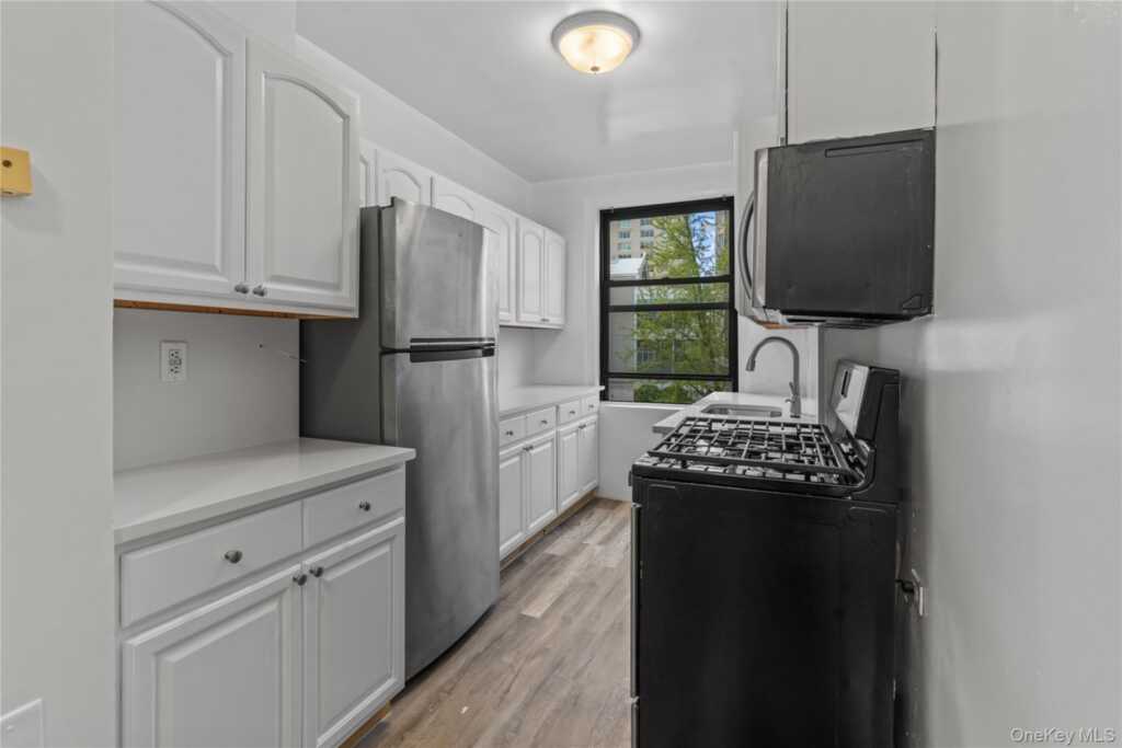 240 Martine Avenue, Unit #4G, White Plains, NY 10601 - Photo 7 of 21