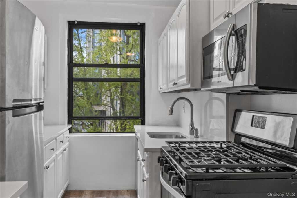 240 Martine Avenue, Unit #4G, White Plains, NY 10601 - Photo 8 of 21