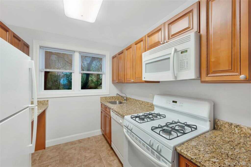 504 Pelham Road, New Rochelle, NY 10805 - Photo 10 of 26