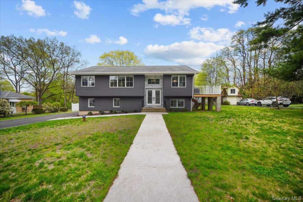 10 Sandhage Drive, Pearl River, NY 10965