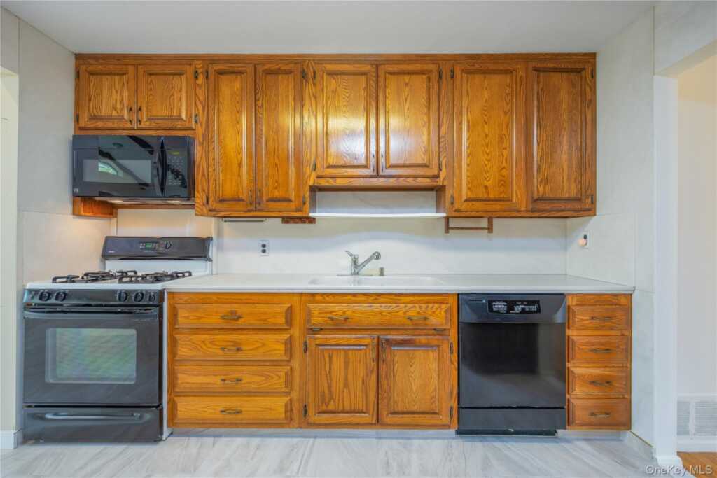 54 Meyer Oval, Pearl River, NY 10965 - Photo 17 of 32