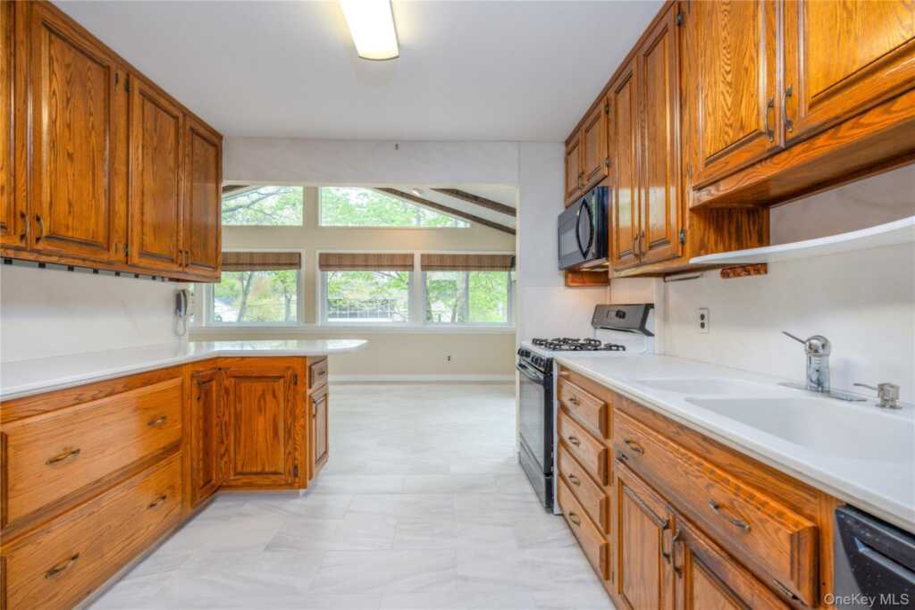 54 Meyer Oval, Pearl River, NY 10965 - Photo 18 of 32