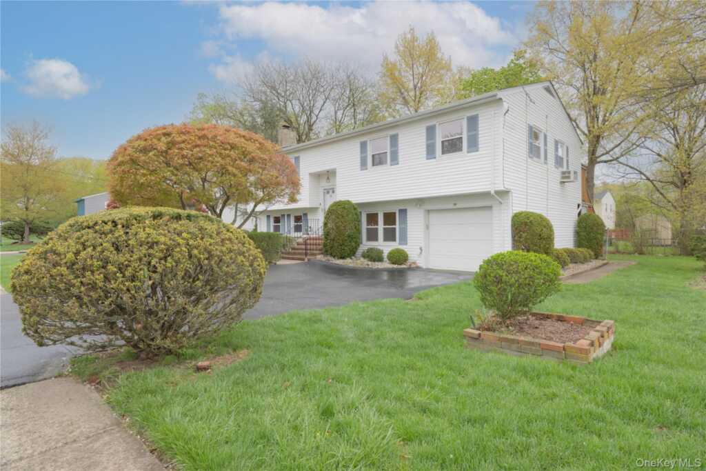 54 Meyer Oval, Pearl River, NY 10965 - Photo 3 of 32