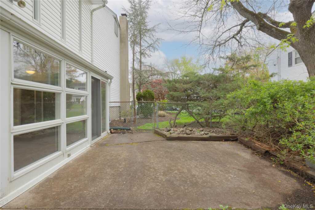 54 Meyer Oval, Pearl River, NY 10965 - Photo 8 of 32