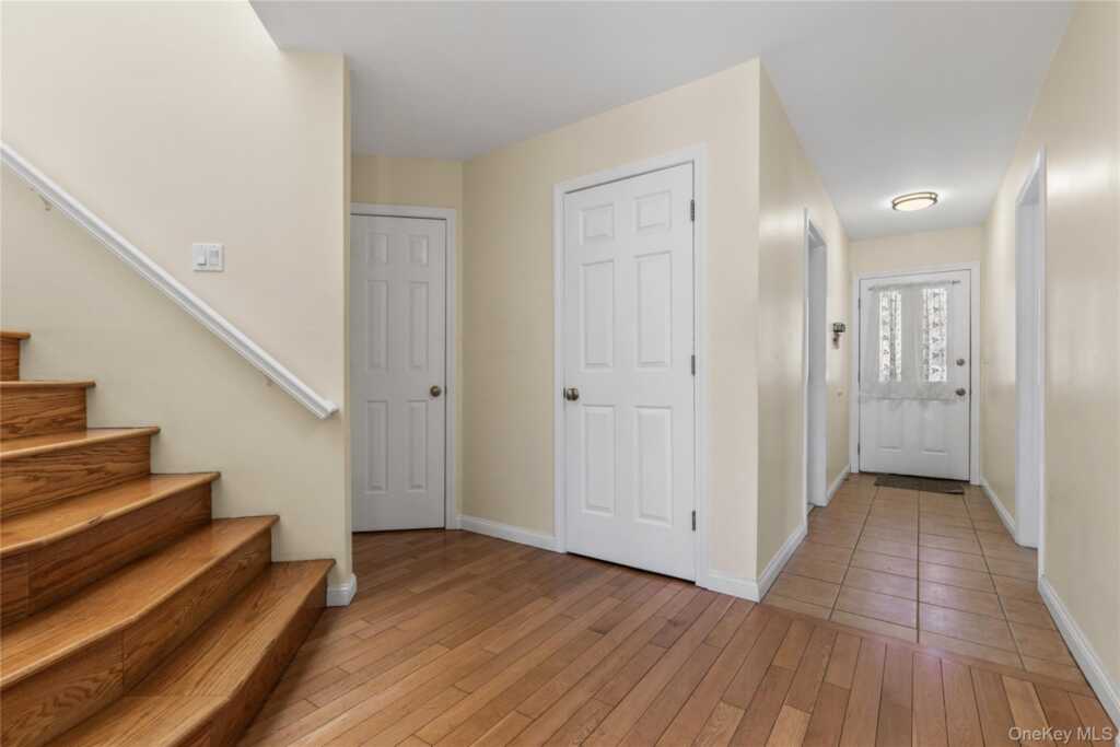 21 Tulip Tree Lane, Rye, NY 10543 - Photo 5 of 36