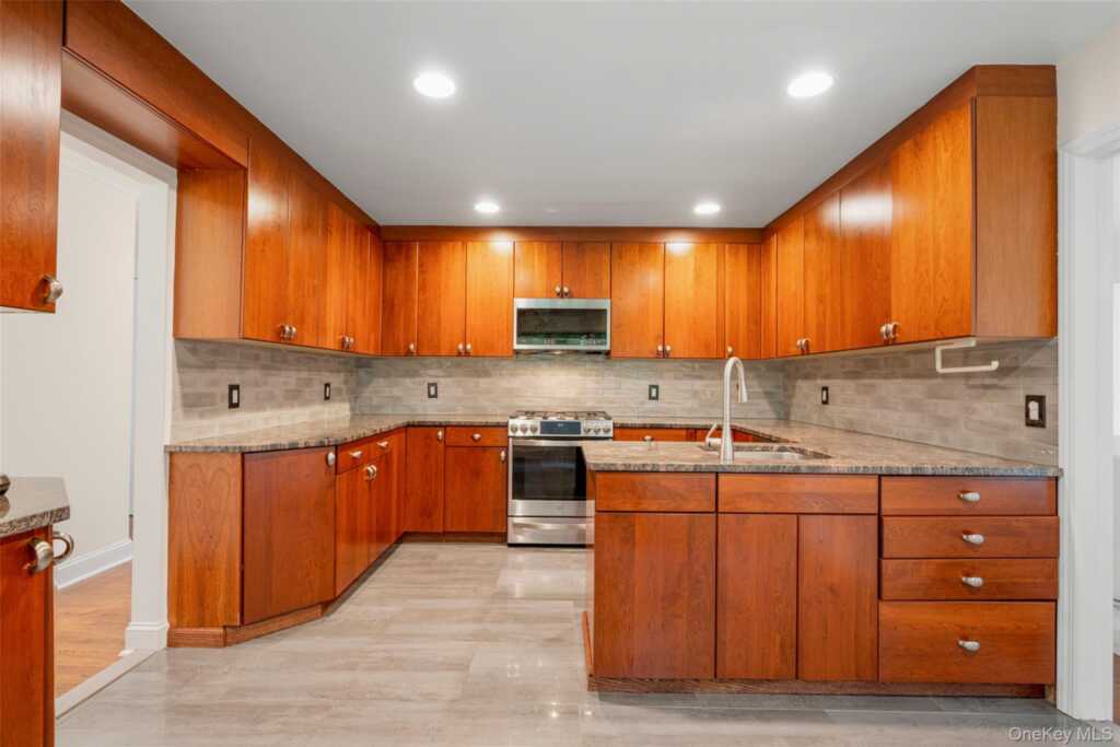 6 Trails End, Rye, NY 10580 - Photo 11 of 37