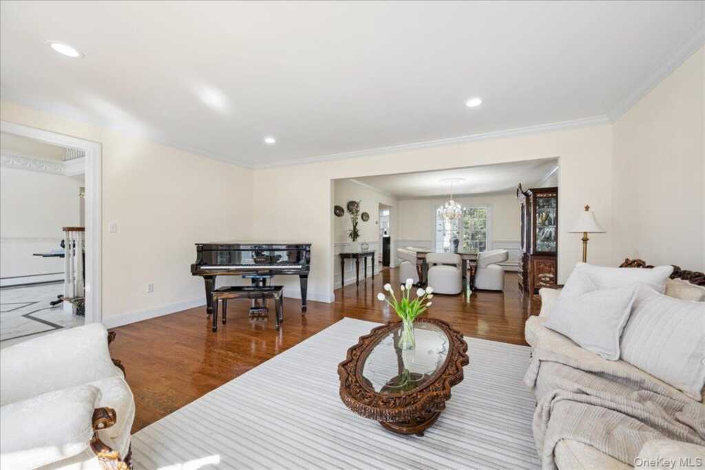 33 King Arthur Court, New City, NY 10956 - Photo 10 of 47