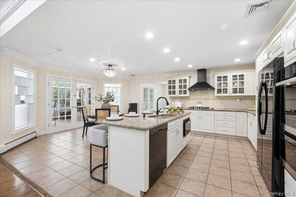 33 King Arthur Court, New City, NY 10956 - Photo 16 of 47
