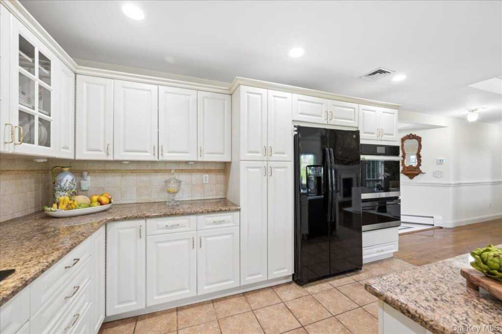 33 King Arthur Court, New City, NY 10956 - Photo 18 of 47