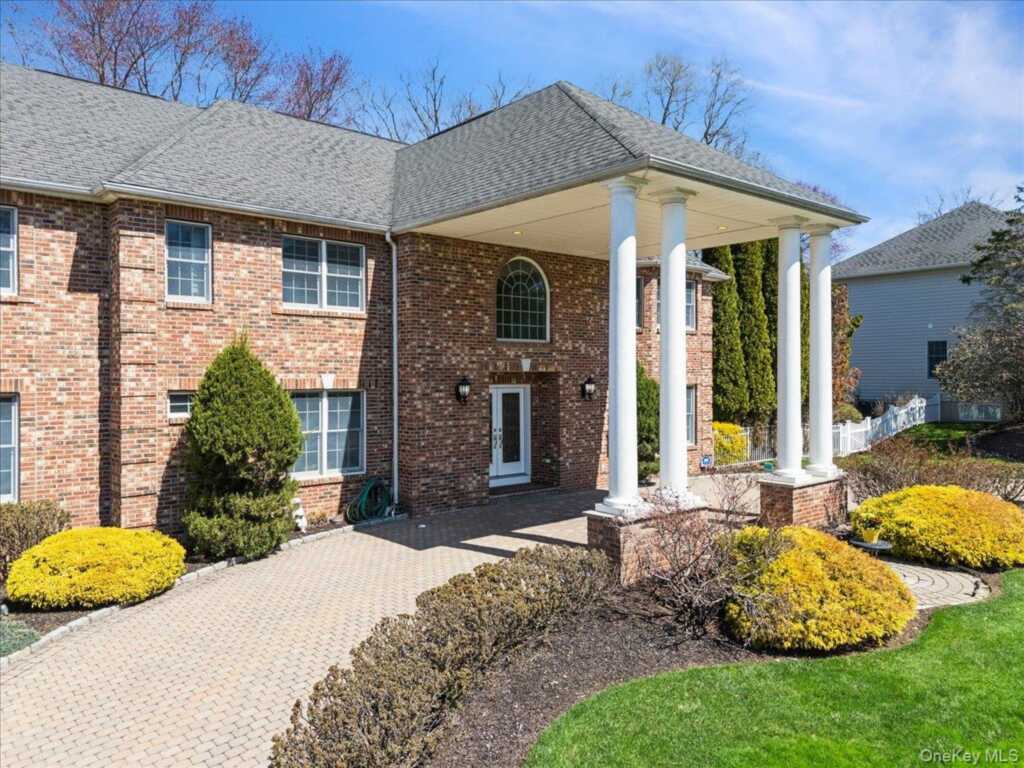 33 King Arthur Court, New City, NY 10956 - Photo 5 of 47