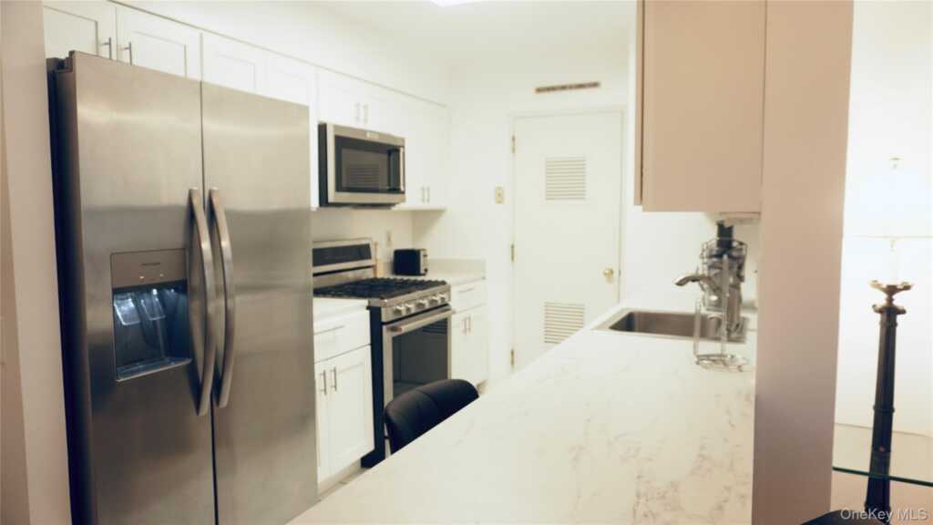 21 Lake Street, Unit #6G, White Plains, NY 10603 - Photo 2 of 15