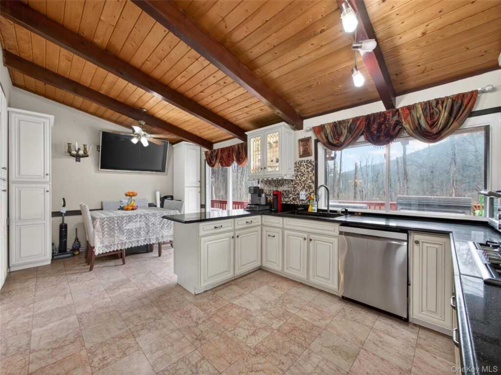 810 Haverstraw Road, Suffern, NY 10901 - Photo 14 of 49