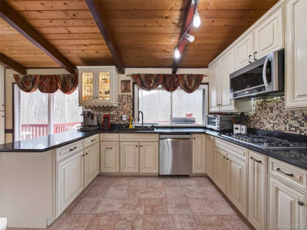 810 Haverstraw Road, Suffern, NY 10901 - Photo 16 of 49