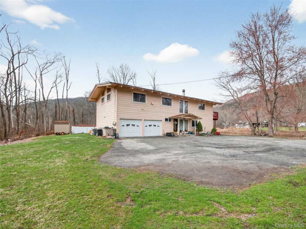 810 Haverstraw Road, Suffern, NY 10901 - Photo 2 of 49