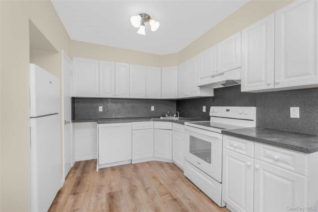 26 Fairview Avenue, White Plains, NY 10603 - Photo 4 of 13