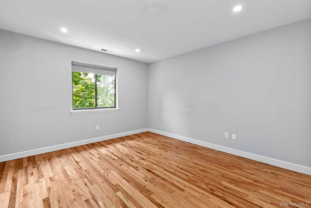 27 Stone Cabin Road, New Rochelle, NY 10801 - Photo 14 of 24