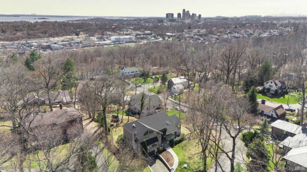 27 Stone Cabin Road, New Rochelle, NY 10801 - Photo 20 of 24