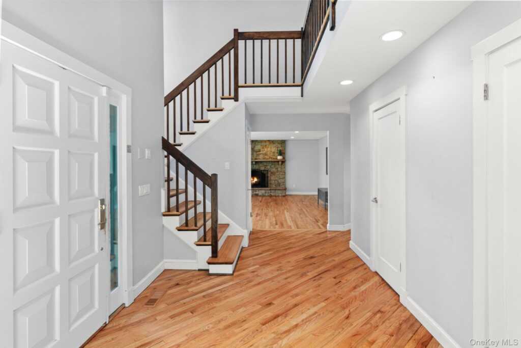 27 Stone Cabin Road, New Rochelle, NY 10801 - Photo 4 of 24