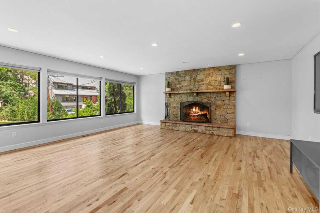 27 Stone Cabin Road, New Rochelle, NY 10801 - Photo 5 of 24