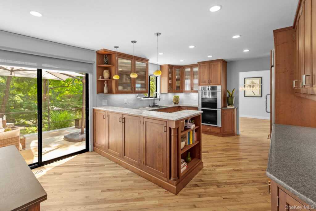 27 Stone Cabin Road, New Rochelle, NY 10801 - Photo 8 of 24