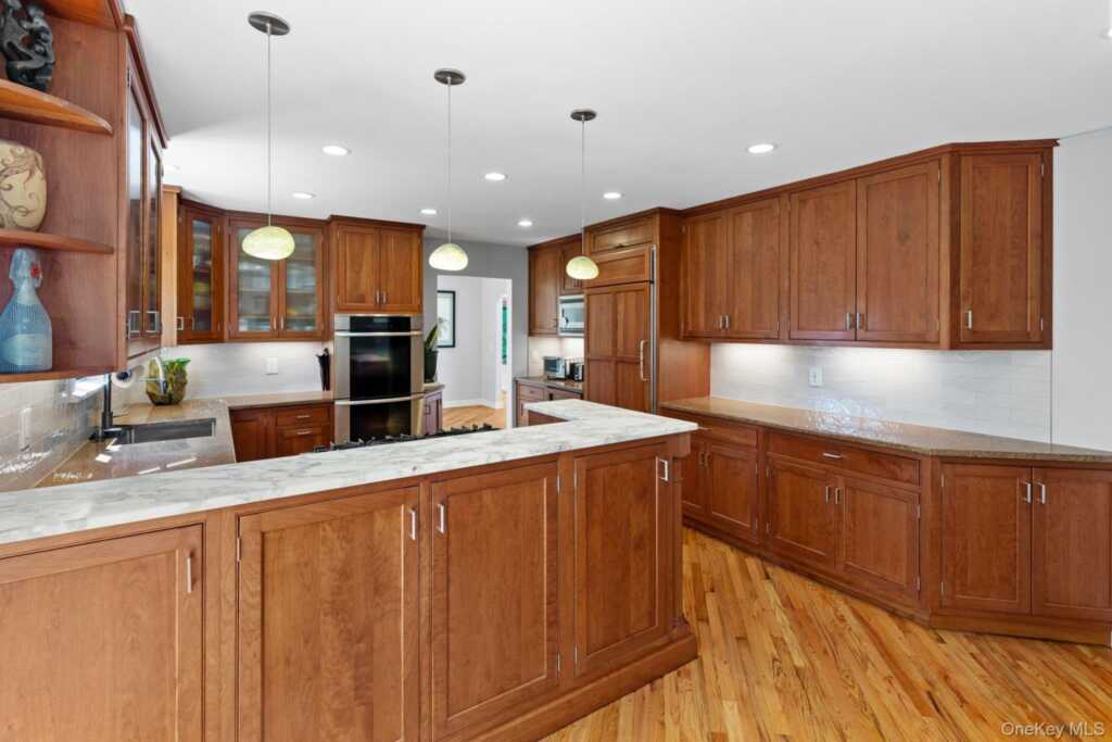 27 Stone Cabin Road, New Rochelle, NY 10801 - Photo 9 of 24