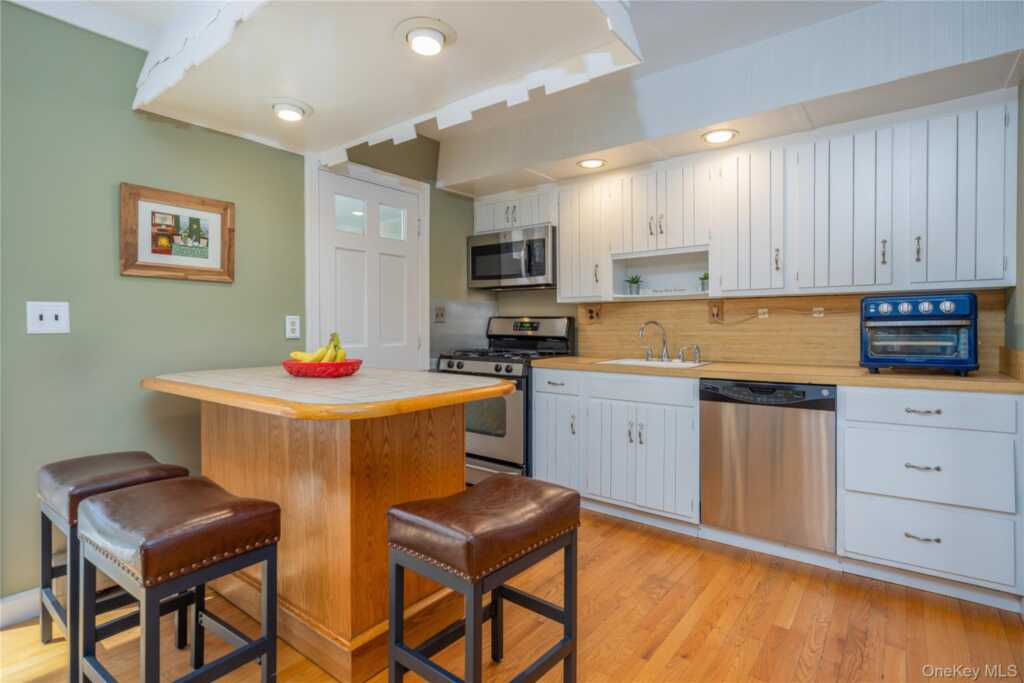 40 Graney Court, Pearl River, NY 10965 - Photo 11 of 24