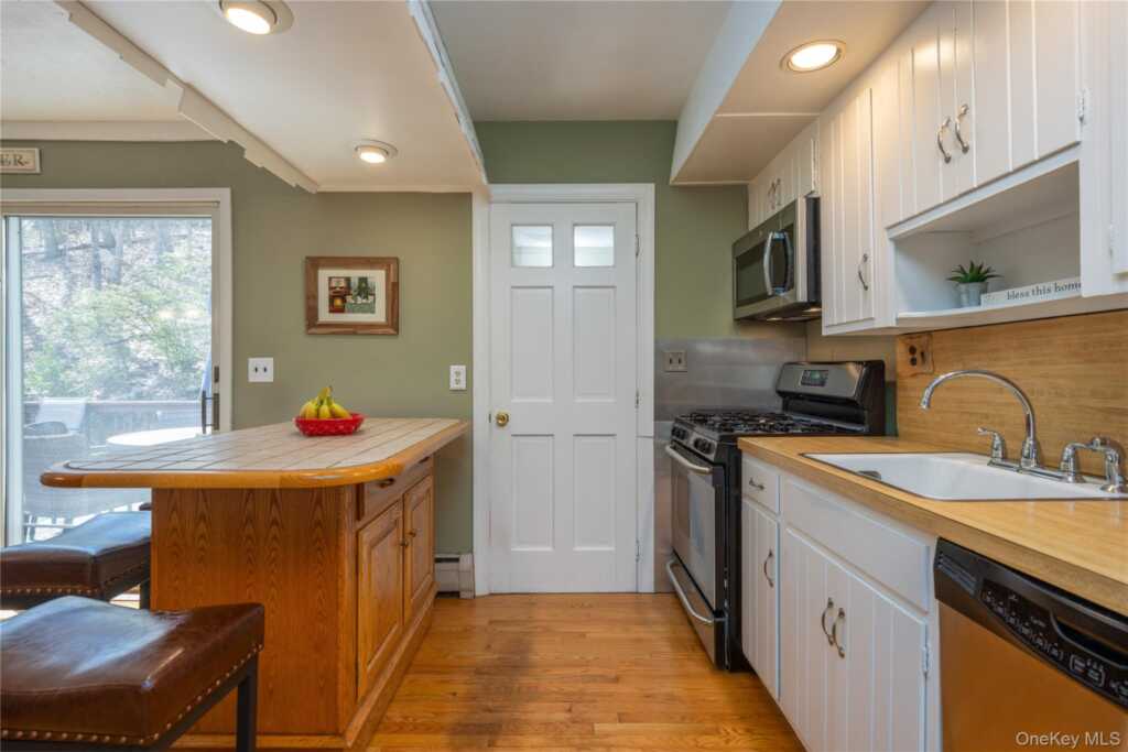 40 Graney Court, Pearl River, NY 10965 - Photo 12 of 24