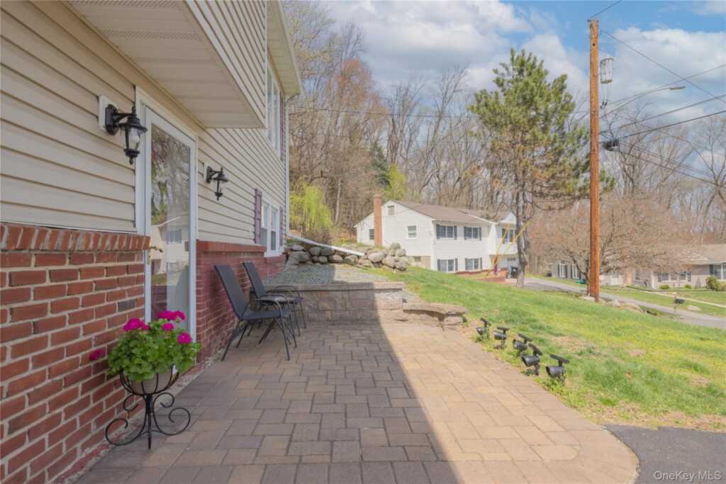 40 Graney Court, Pearl River, NY 10965 - Photo 2 of 24