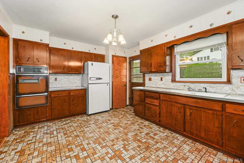 32 Chase Avenue, White Plains, NY 10606 - Photo 10 of 39