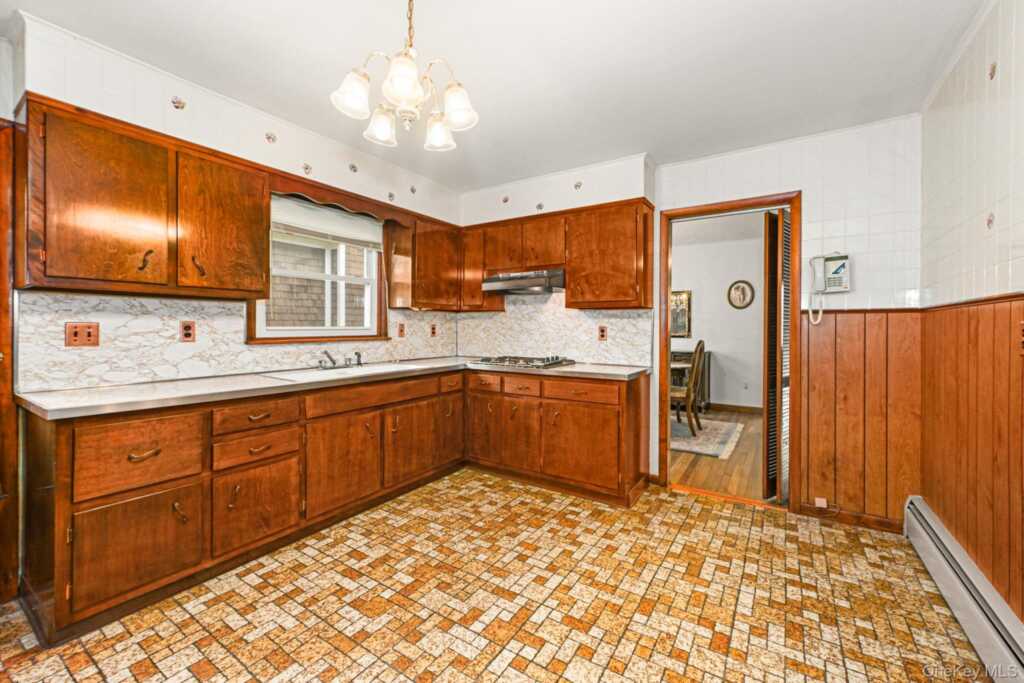 32 Chase Avenue, White Plains, NY 10606 - Photo 11 of 39