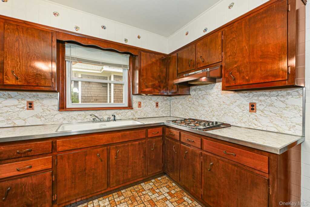 32 Chase Avenue, White Plains, NY 10606 - Photo 12 of 39