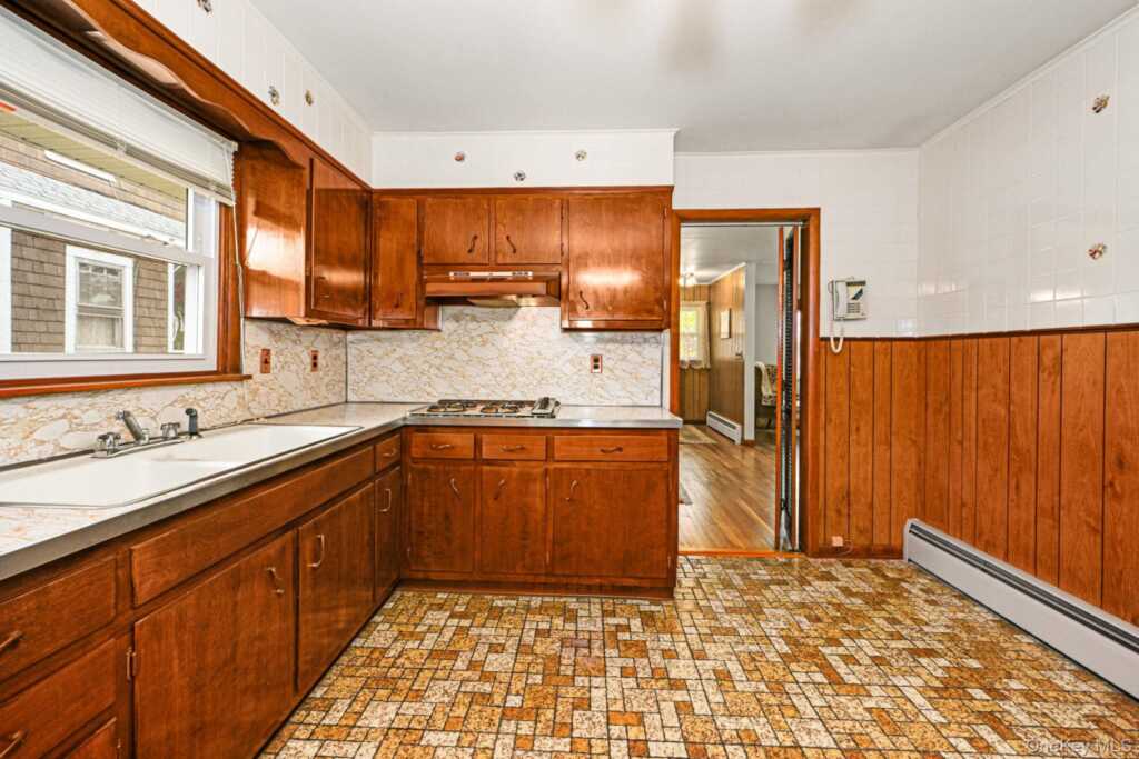 32 Chase Avenue, White Plains, NY 10606 - Photo 13 of 39