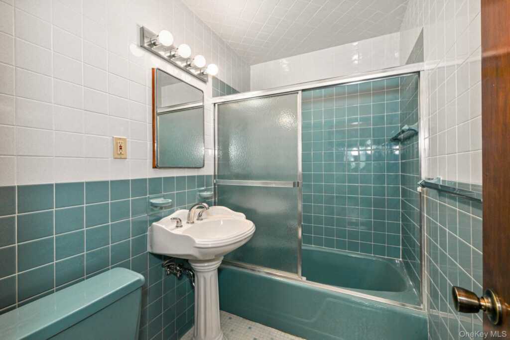 32 Chase Avenue, White Plains, NY 10606 - Photo 24 of 39