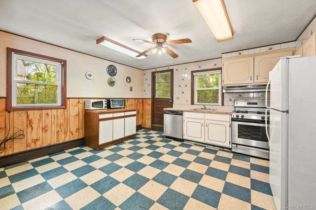 32 Chase Avenue, White Plains, NY 10606 - Photo 27 of 39