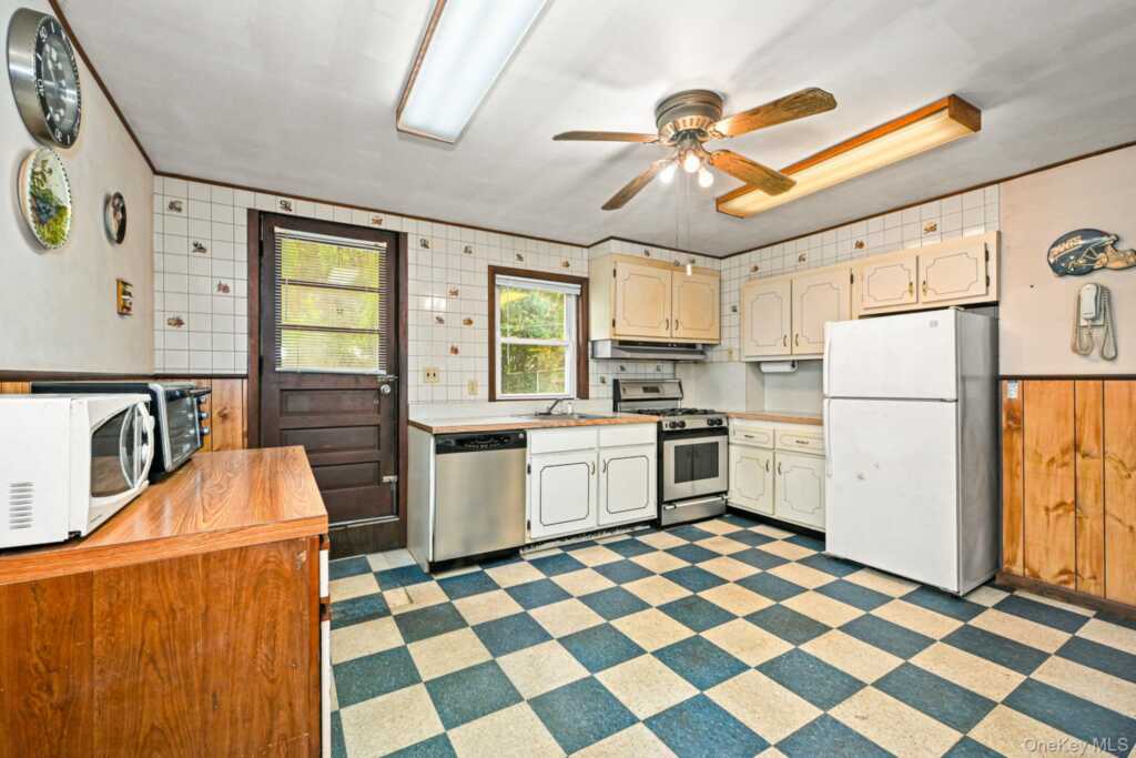 32 Chase Avenue, White Plains, NY 10606 - Photo 28 of 39
