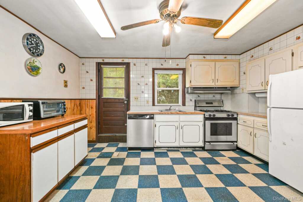 32 Chase Avenue, White Plains, NY 10606 - Photo 30 of 39