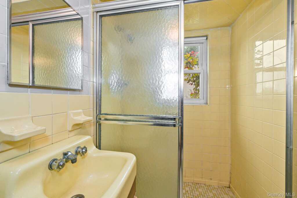 32 Chase Avenue, White Plains, NY 10606 - Photo 31 of 39