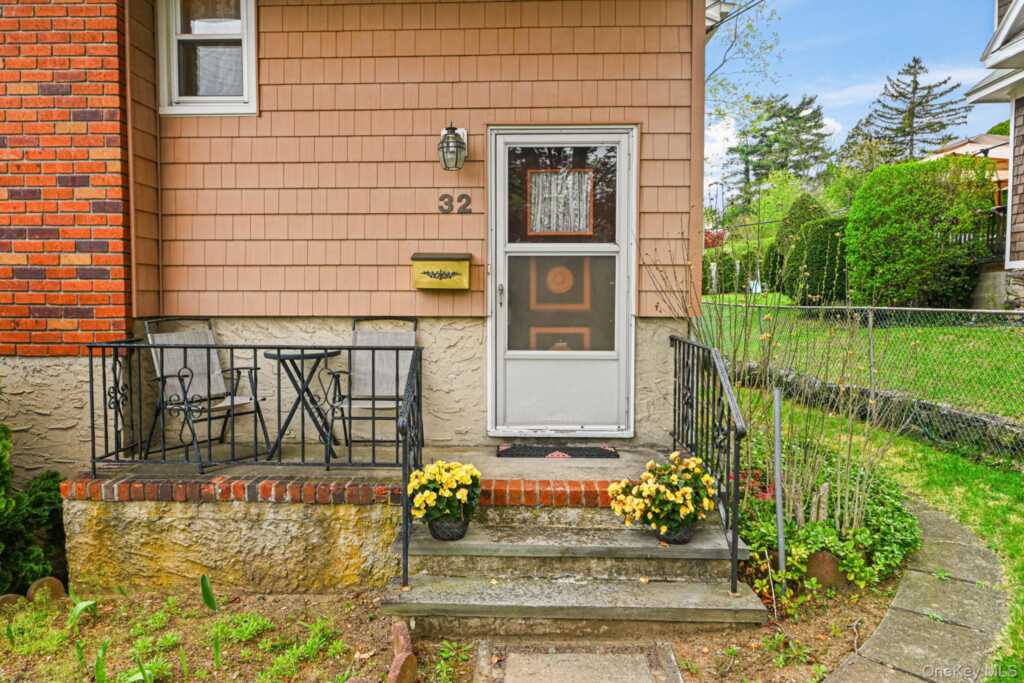 32 Chase Avenue, White Plains, NY 10606 - Photo 4 of 39