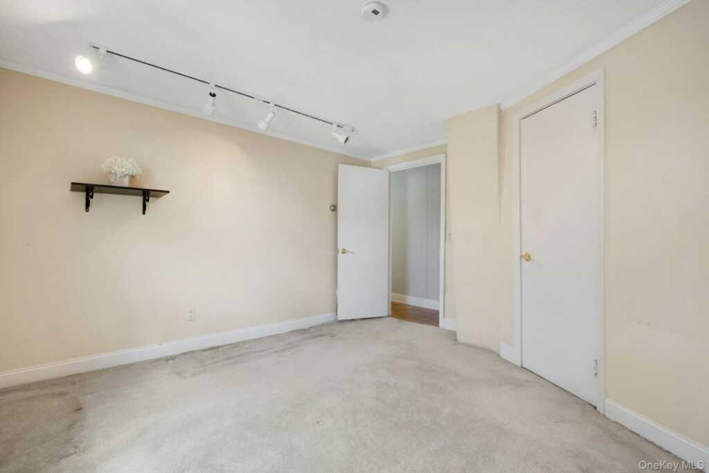 35 Chase Avenue, White Plains, NY 10606 - Photo 18 of 37